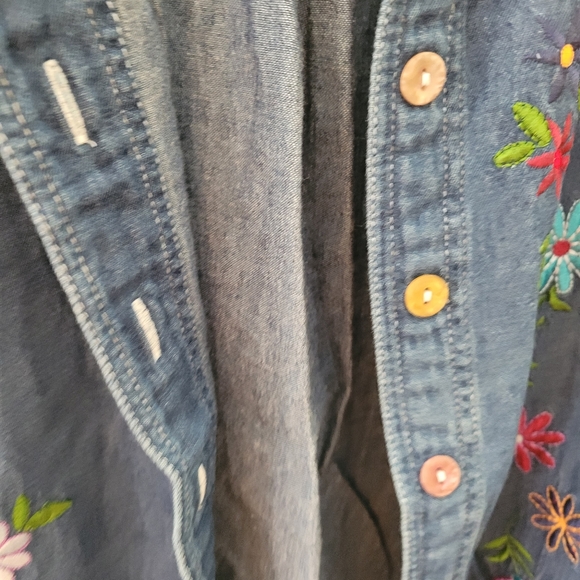 (2838) Silver Threads, Women's,  Size Medium,Denim button down Shirt, - Picture 4 of 8